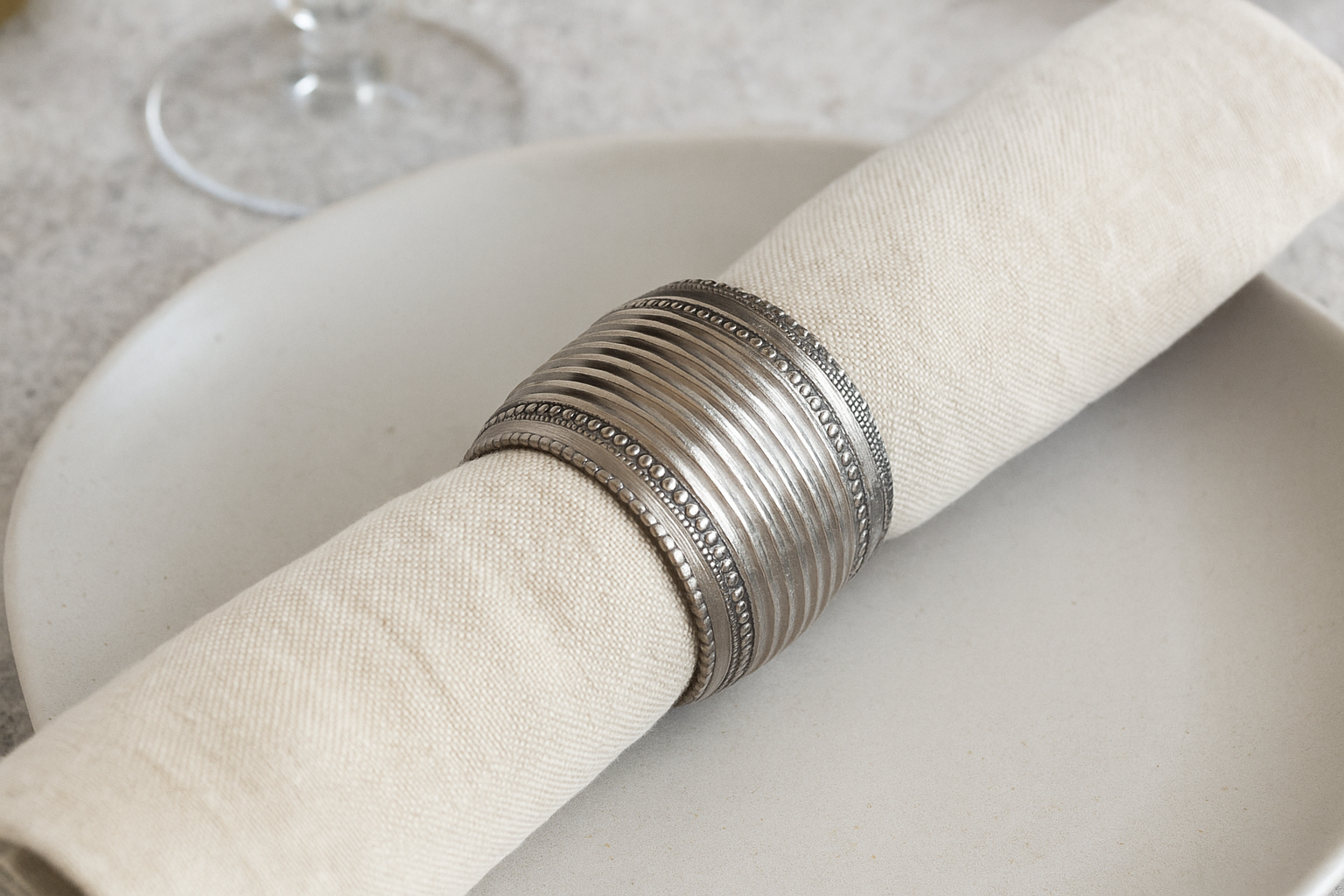 Kasa Holzer Antique Silver Napkin Ring – Vintage Metal Table Décor with Ribbed Design