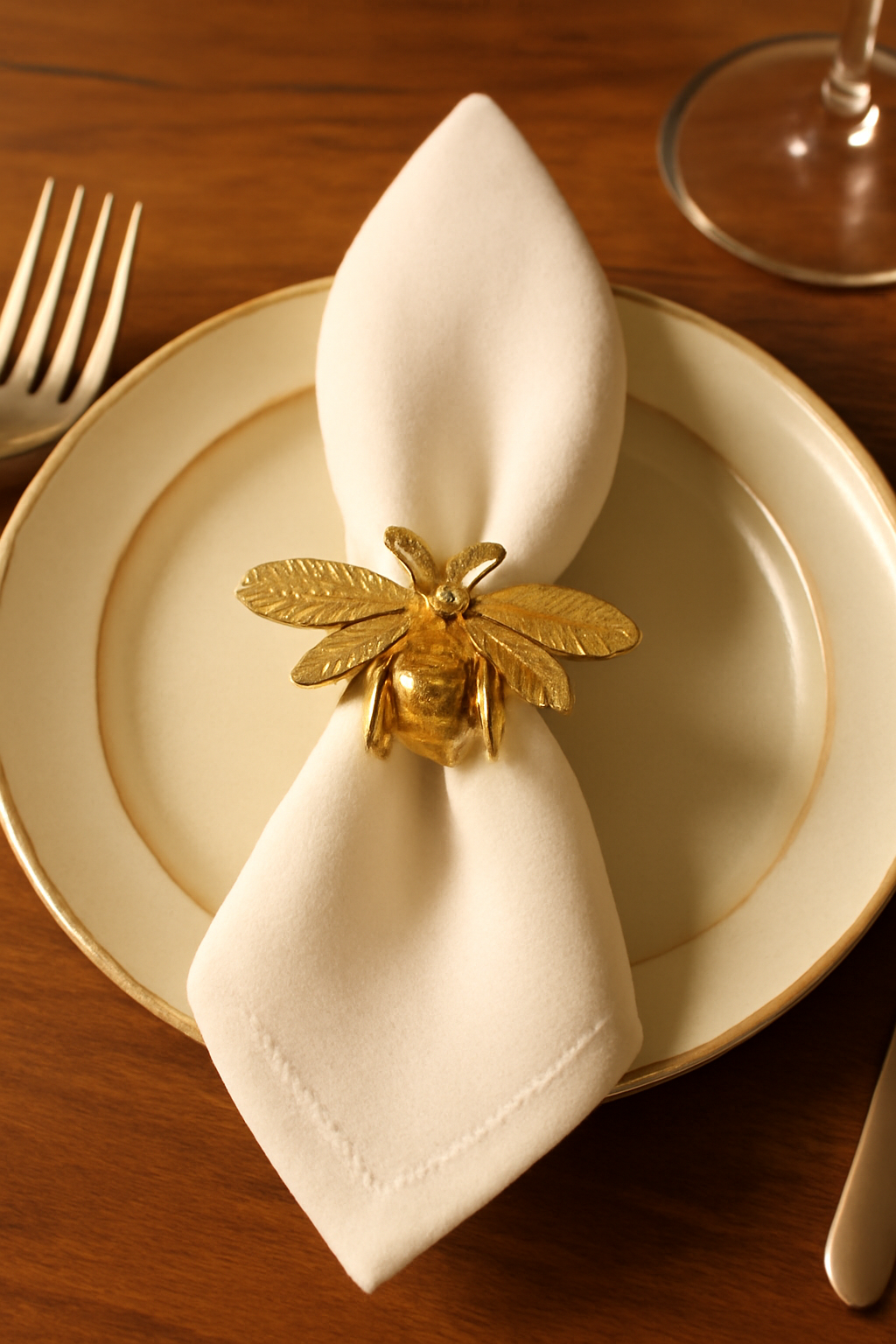Golden Bee Napkin Ring – Elegant Table Accessory | Kasa by Holzer