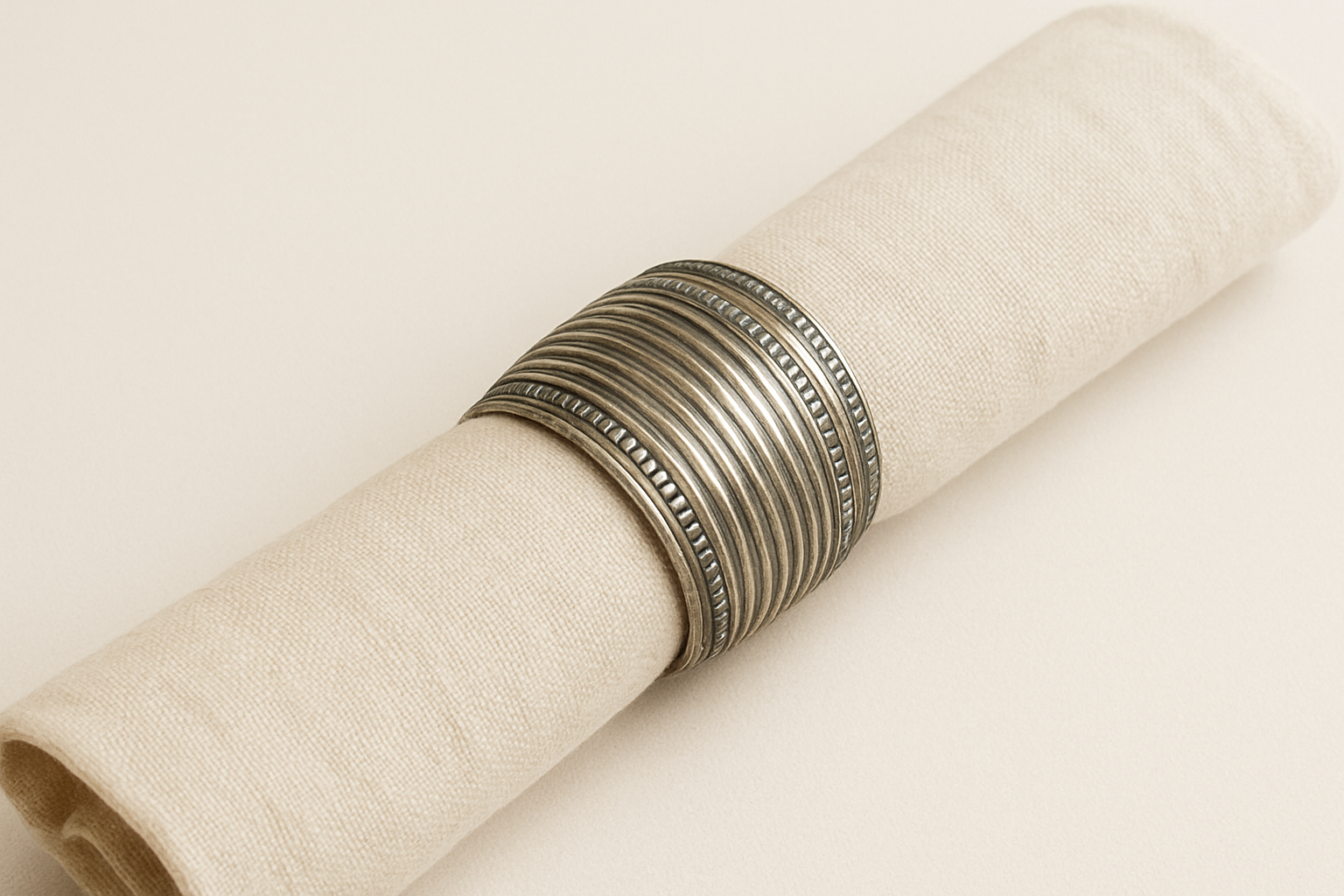 Kasa Holzer Antique Silver Napkin Ring – Vintage Metal Table Décor with Ribbed Design