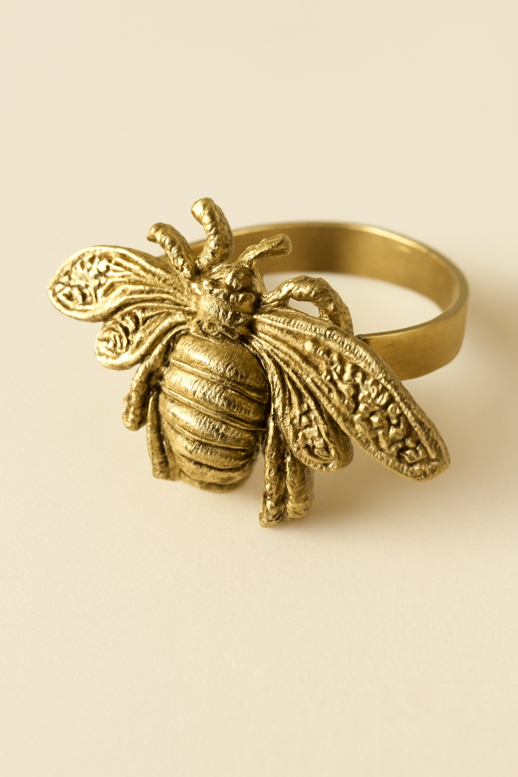 Golden Bee Napkin Ring – Elegant Table Accessory | Kasa by Holzer